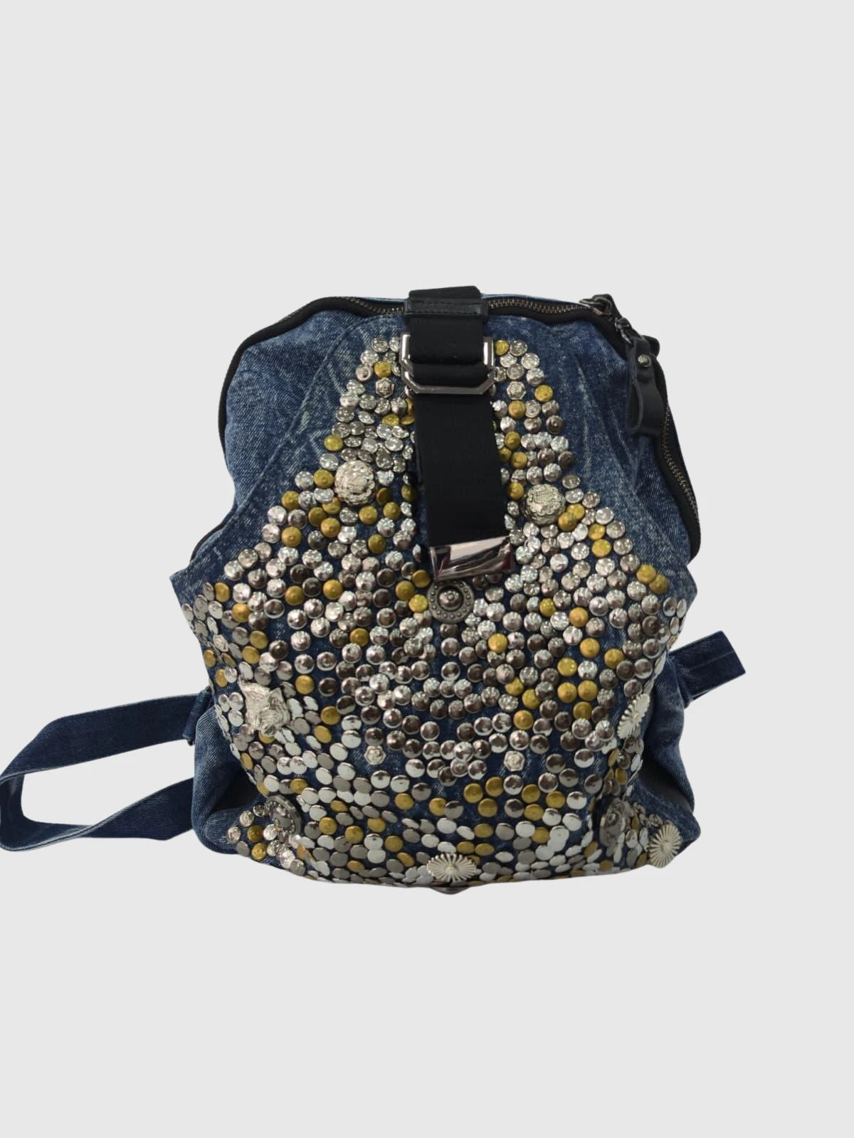 Göz figürlü, zımbalı ve zincir detaylı füme denim kadın sırt çantası. Alternatif stil ve günlük kullanım için modern tasarım Marmoza’da.