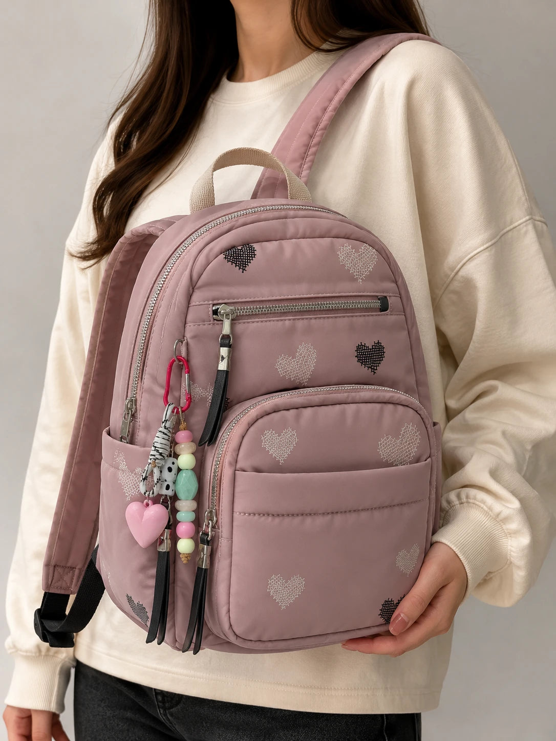 Kalp Desenli Pudra Kadın Sırt Çantası – Aksesuar Detaylı Mini Backpack