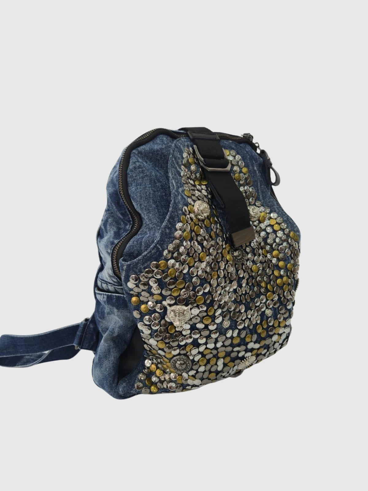 Göz figürlü, zımbalı ve zincir detaylı füme denim kadın sırt çantası. Alternatif stil ve günlük kullanım için modern tasarım Marmoza’da.