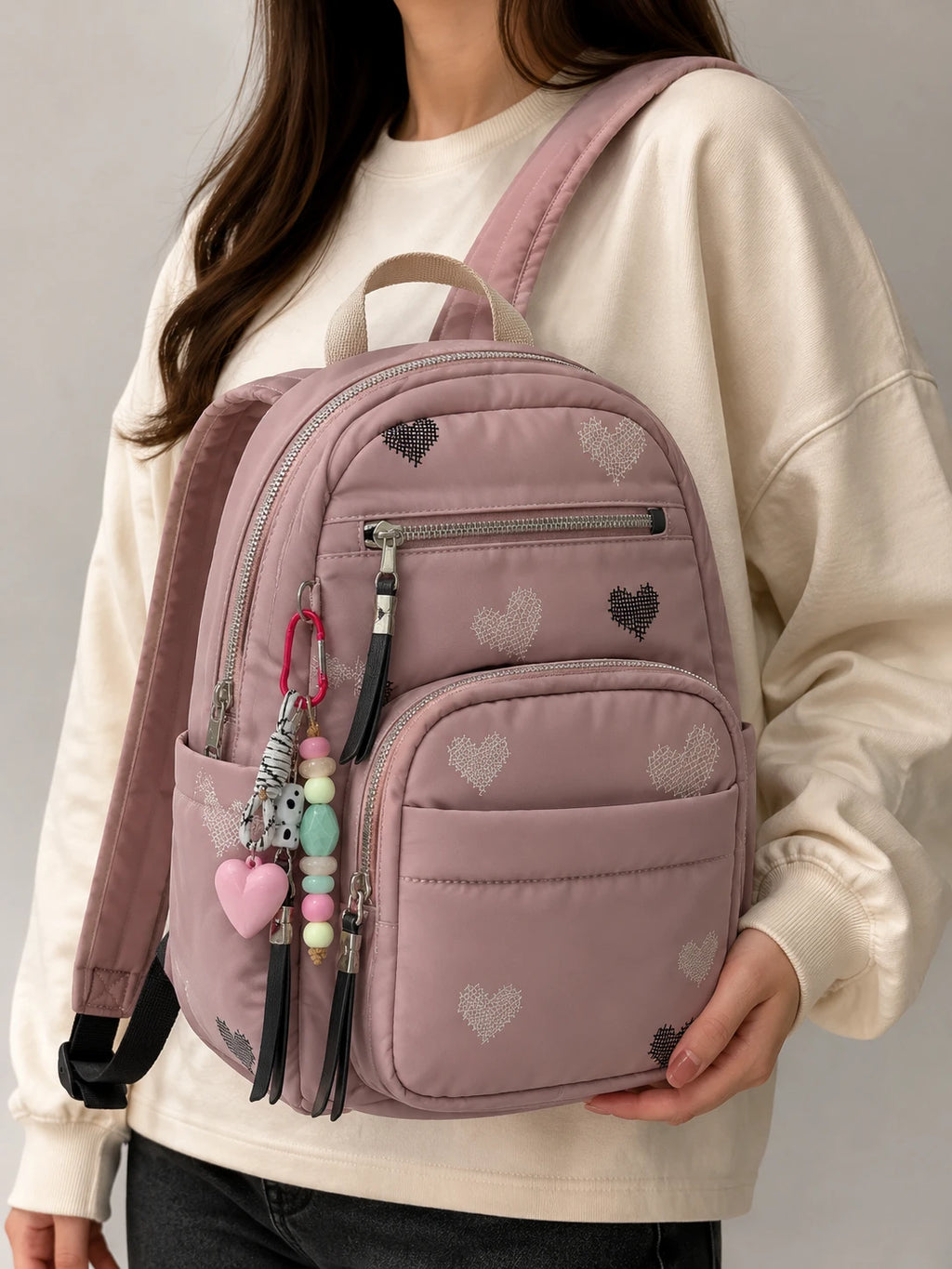 Kalp Desenli Pudra Kadın Sırt Çantası – Aksesuar Detaylı Mini Backpack